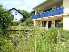 Einfamilienhaus mit Balkon und Gartenteich