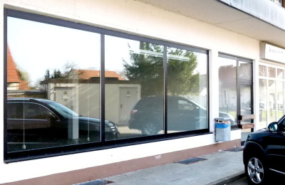 Parkplaetze vor dem Geb�ude